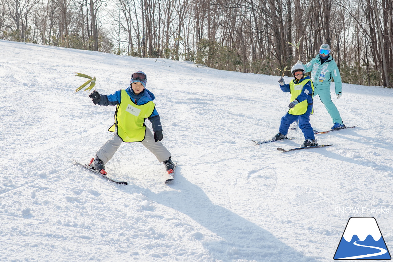 井山敬介さんと秋元日菜子さんのコンビは今年も健在！さらに、サプライズゲストも登場？！憧れのスキーヤーと一緒に雪と戯れ、『いちえ』の美味しいランチをいただく…。夢のようなイベント。めもるホールディングス presents プロスキーヤー・井山敬介さんと行く｜ダイナスティスキーリゾート